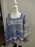 Poncho au crochet fait main – Laine acrylique dégradé bleu, parme, blanc, lilas
