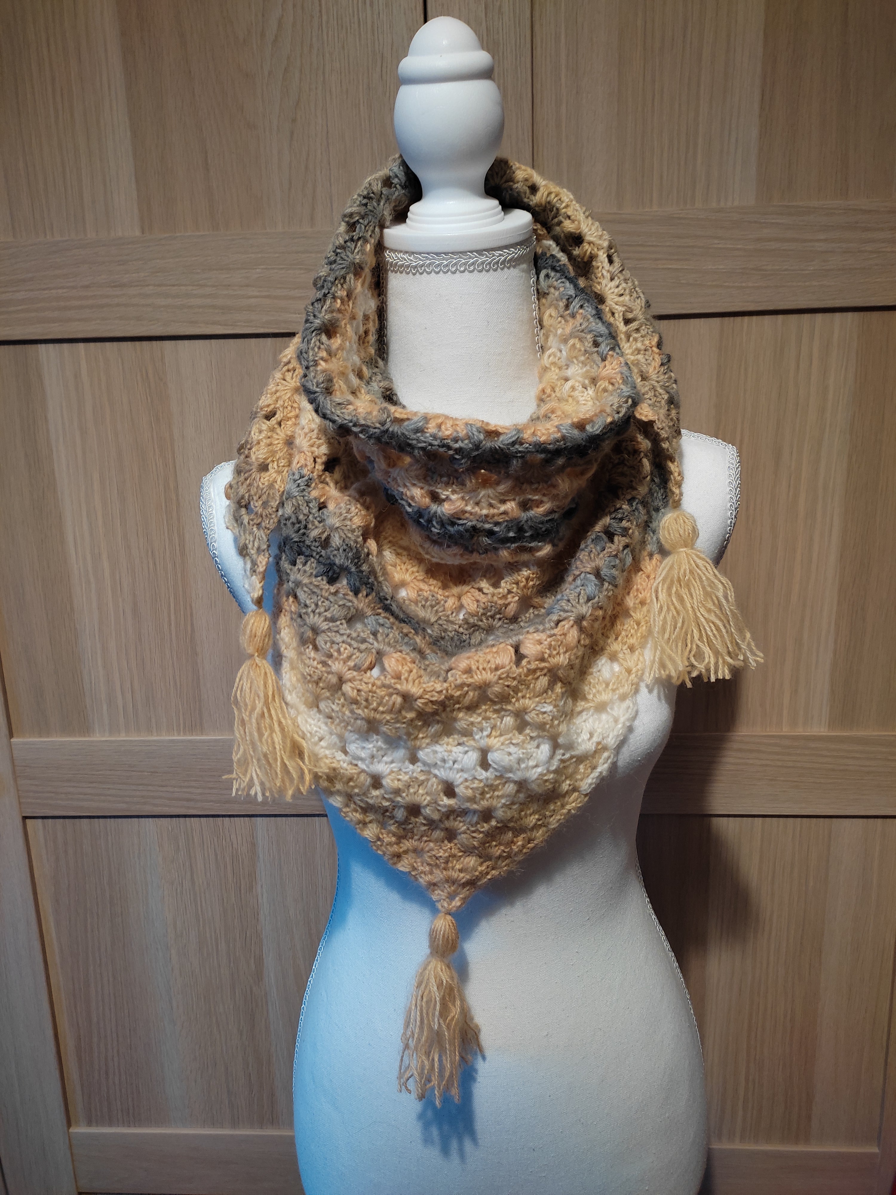 Chèche Triangulaire Crochet Bohème – Pompons & Franges