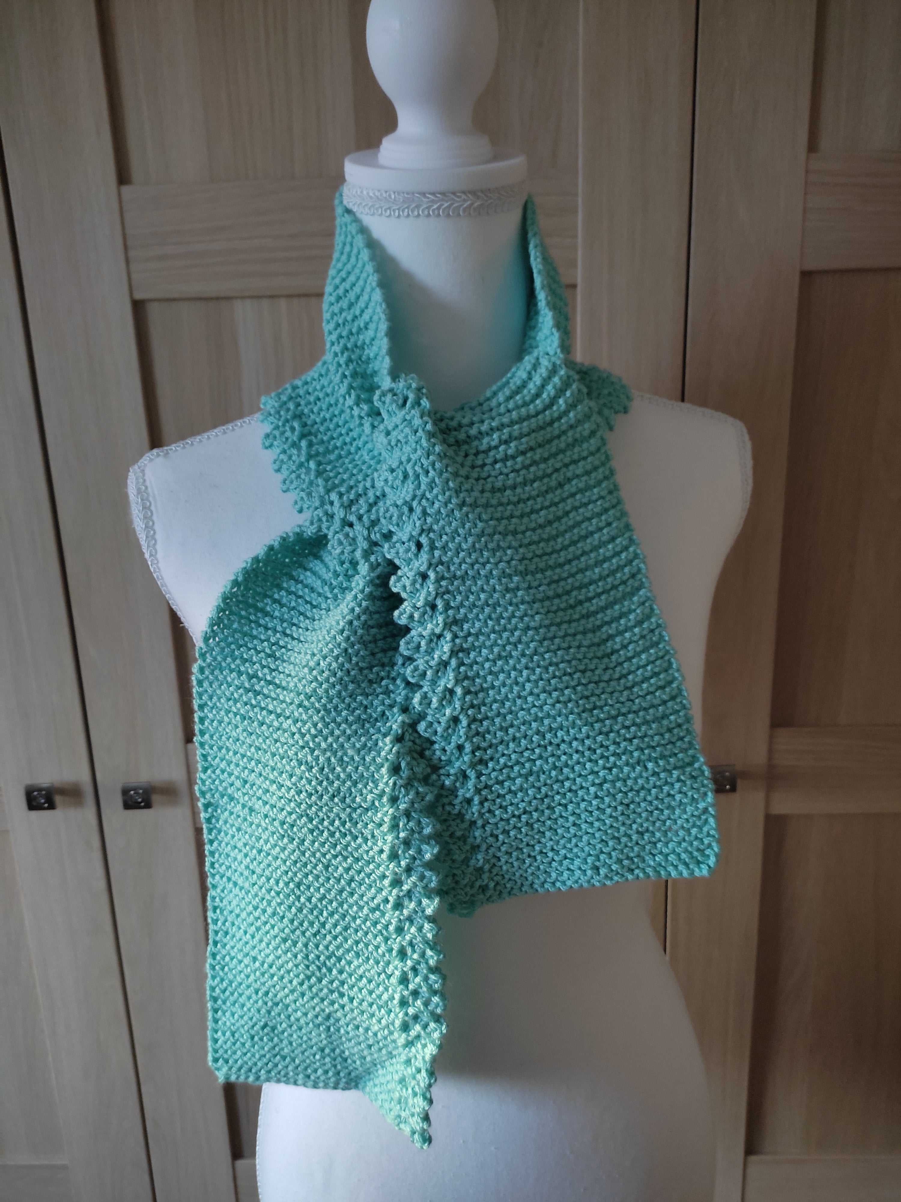 Écharpe Tricot Bordure Crochet – Bleu Lagon