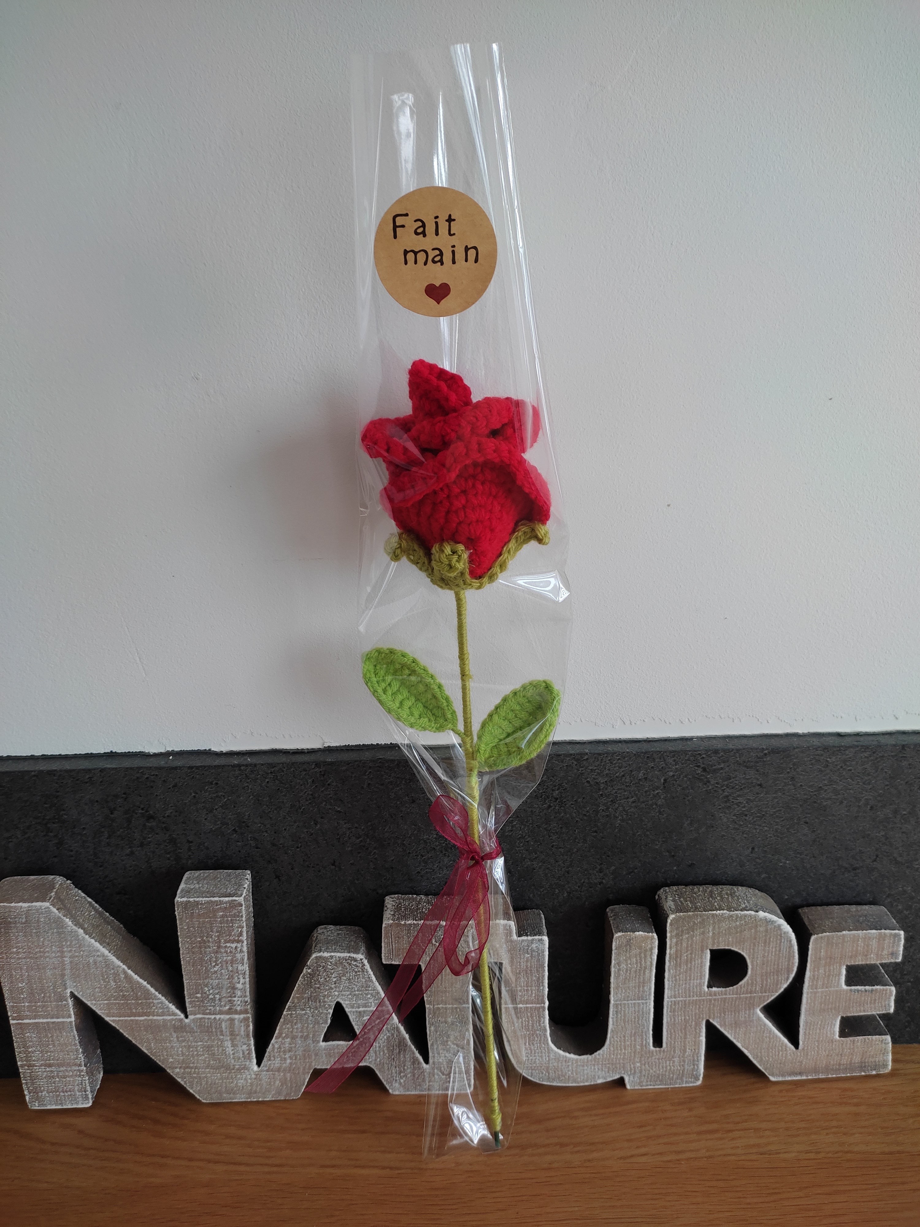Rose rouge éternelle au crochet fait main, cadeau fête des mères et anniversaire
