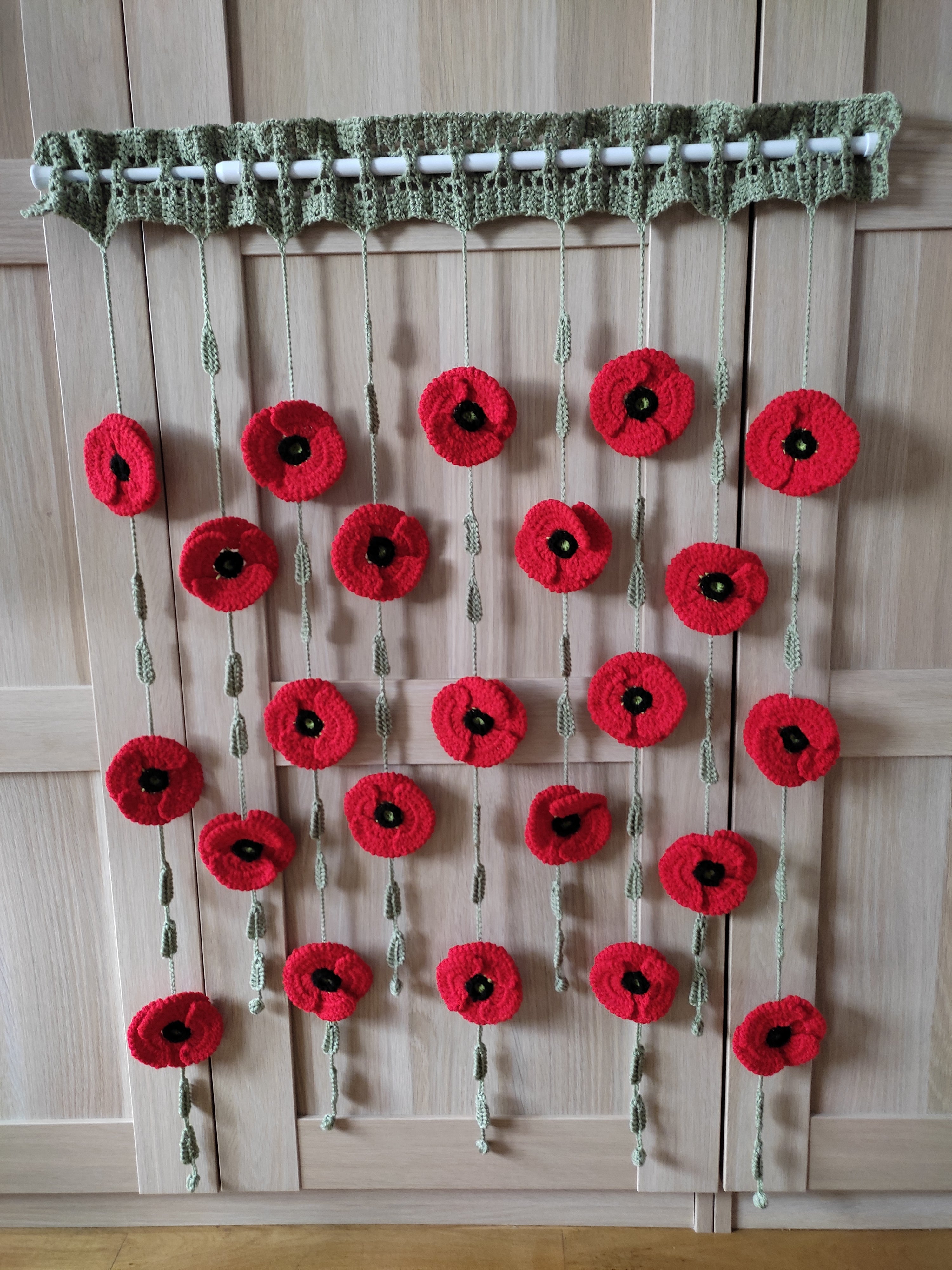 Rideau de coquelicots au crochet – Décoration murale fait main