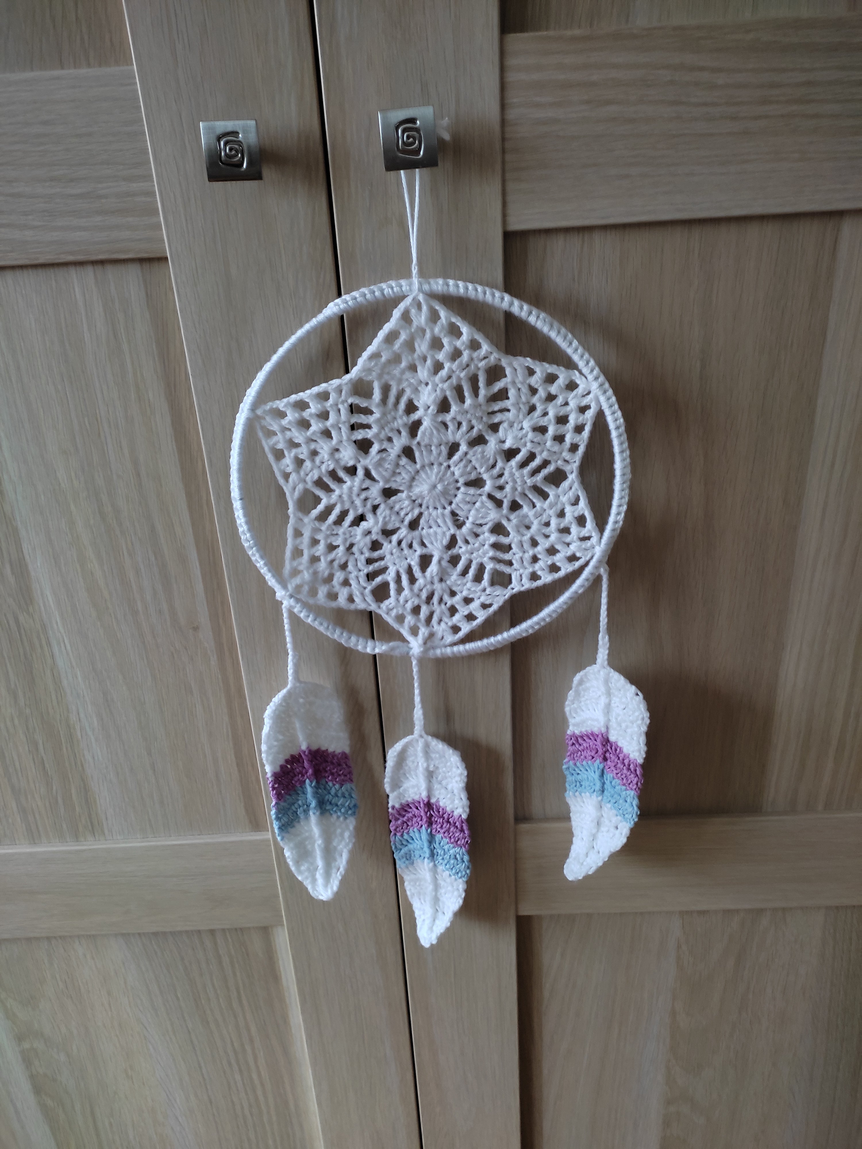 Attrape-Rêves Crochet Fait Main – Mandala Blanc & Plumes Colorées