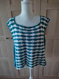 Top au crochet fait main – Rayures vagues – Bleu canard & Blanc