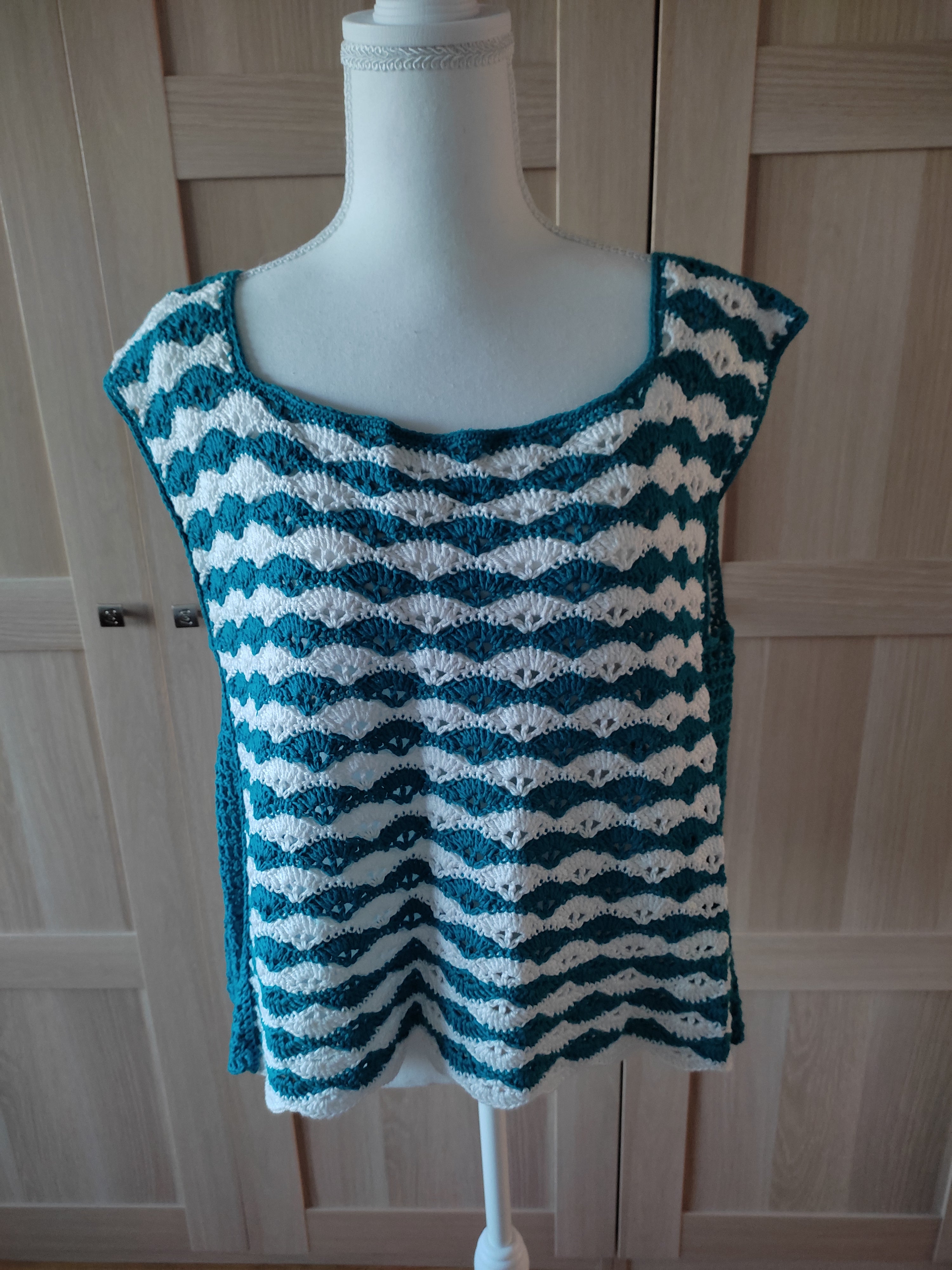 Top au crochet fait main – Rayures vagues – Bleu canard & Blanc