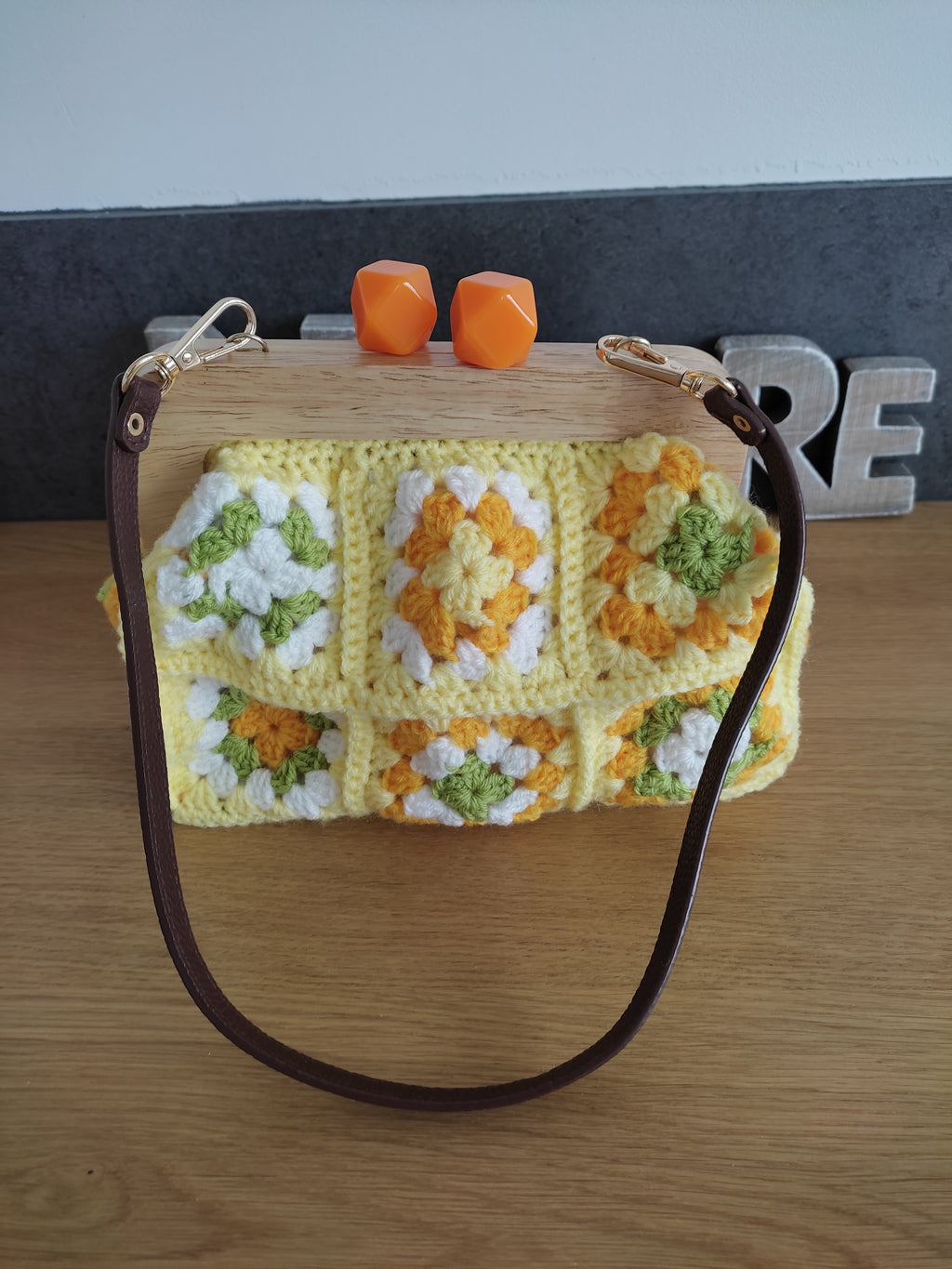Sac à main au crochet fait main – détail artisanal printemps anses en PU fermeture en bois