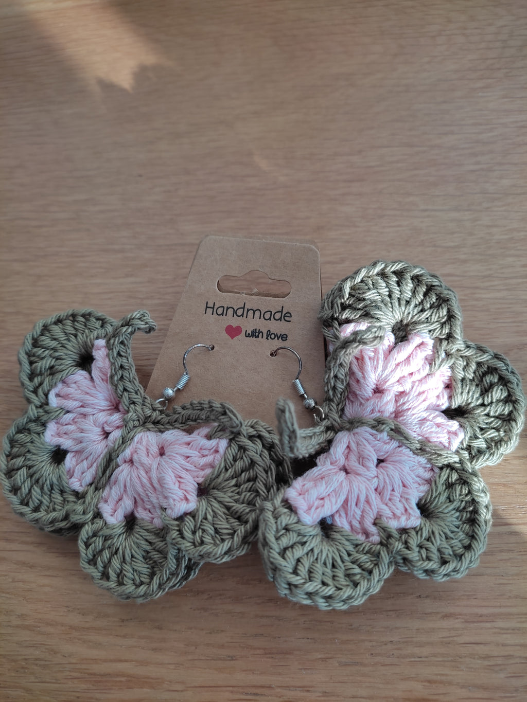 Boucles d'oreilles papillons au crochet faites main, coton kaki et rose poudré
