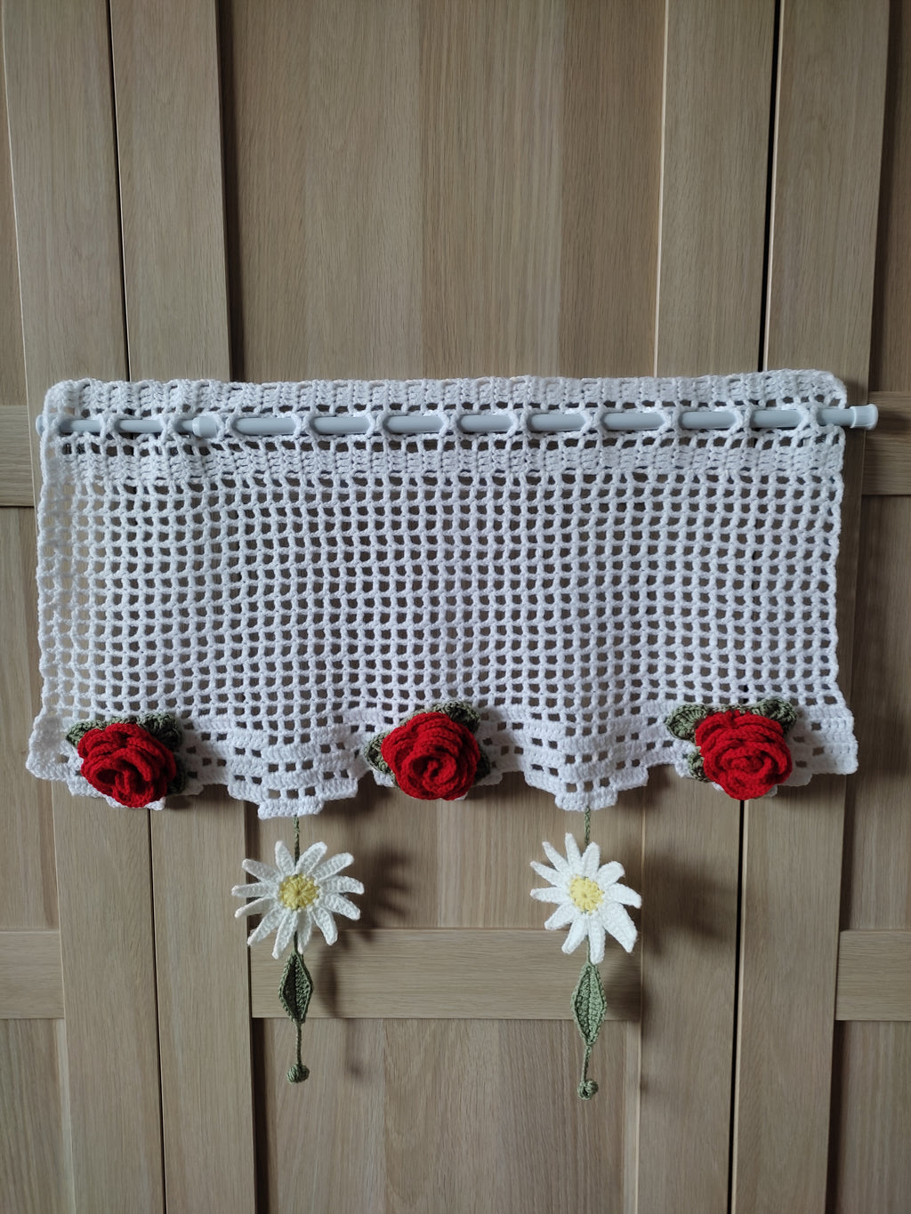  Détail rideau crochet artisanal, décor printanier fait main