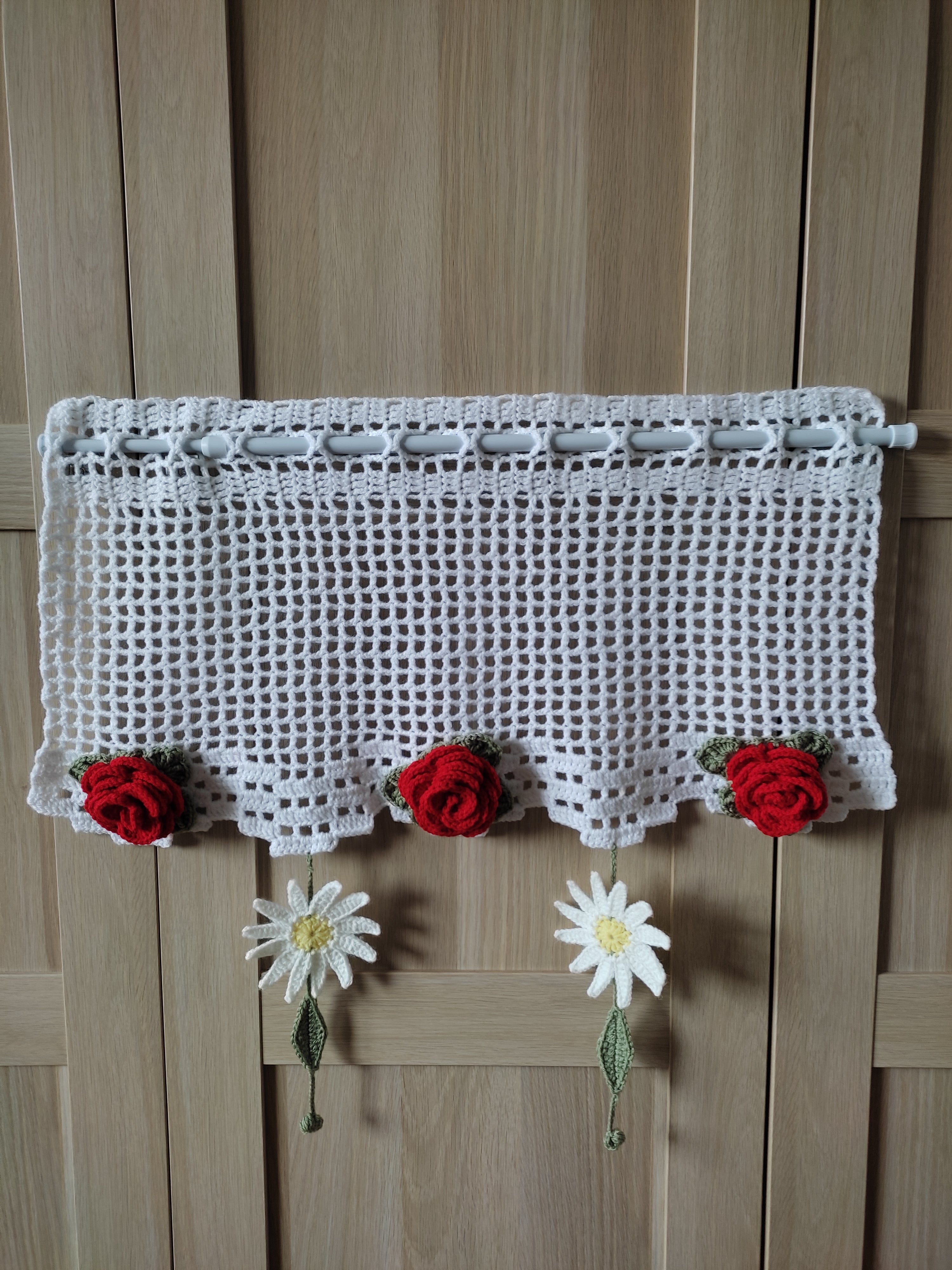  Détail rideau crochet artisanal, décor printanier fait main