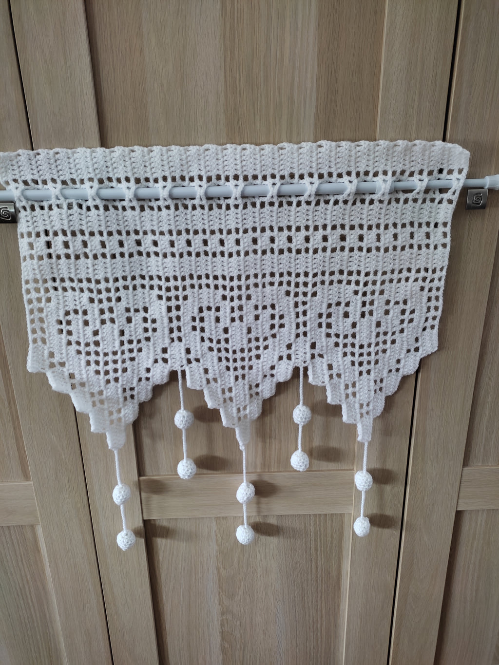 Rideau coeurs au crochet filet – Motif 3 cœurs avec pompons
