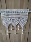 Rideau coeurs au crochet filet – Motif 3 cœurs avec pompons