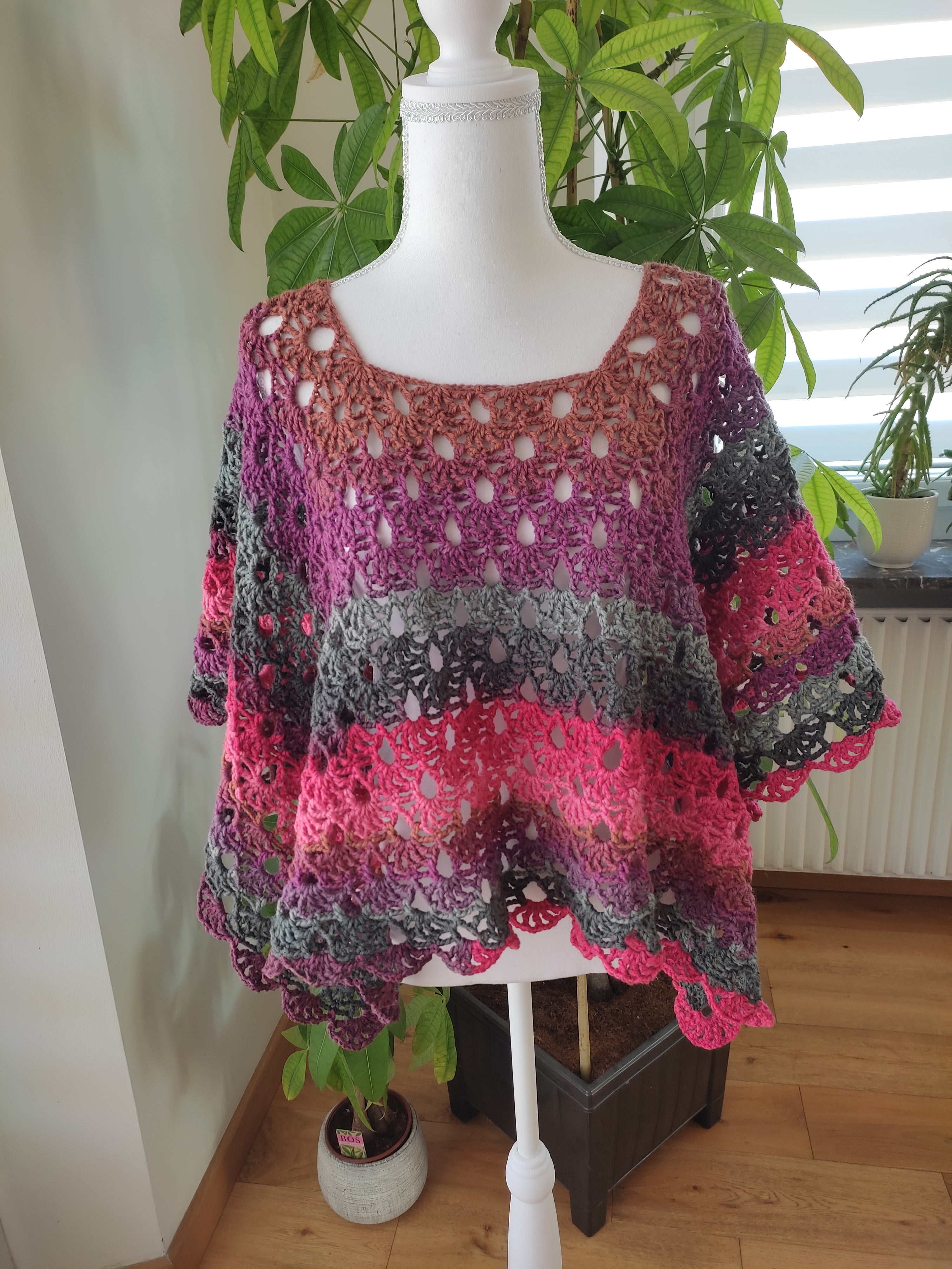 Poncho au crochet fait main – Dégradé violet, rose & gris