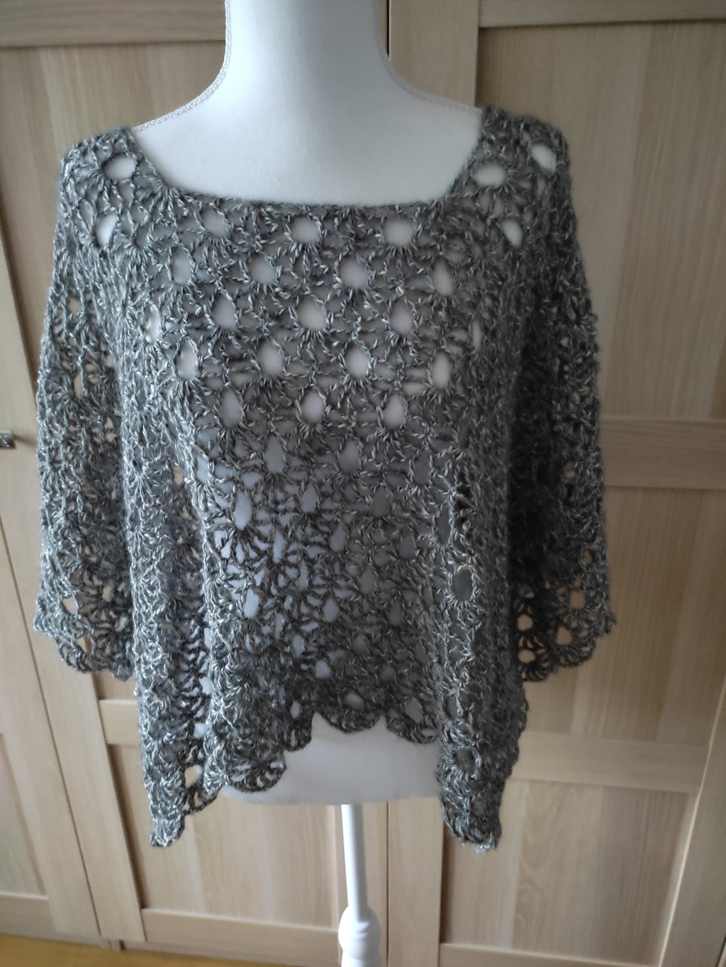 Poncho crochet gris argenté – Baby Alpaca, Mérinos & Coton