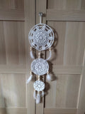 Attrape-rêves artisanal au crochet, coton, cercles métal et plumes véritables