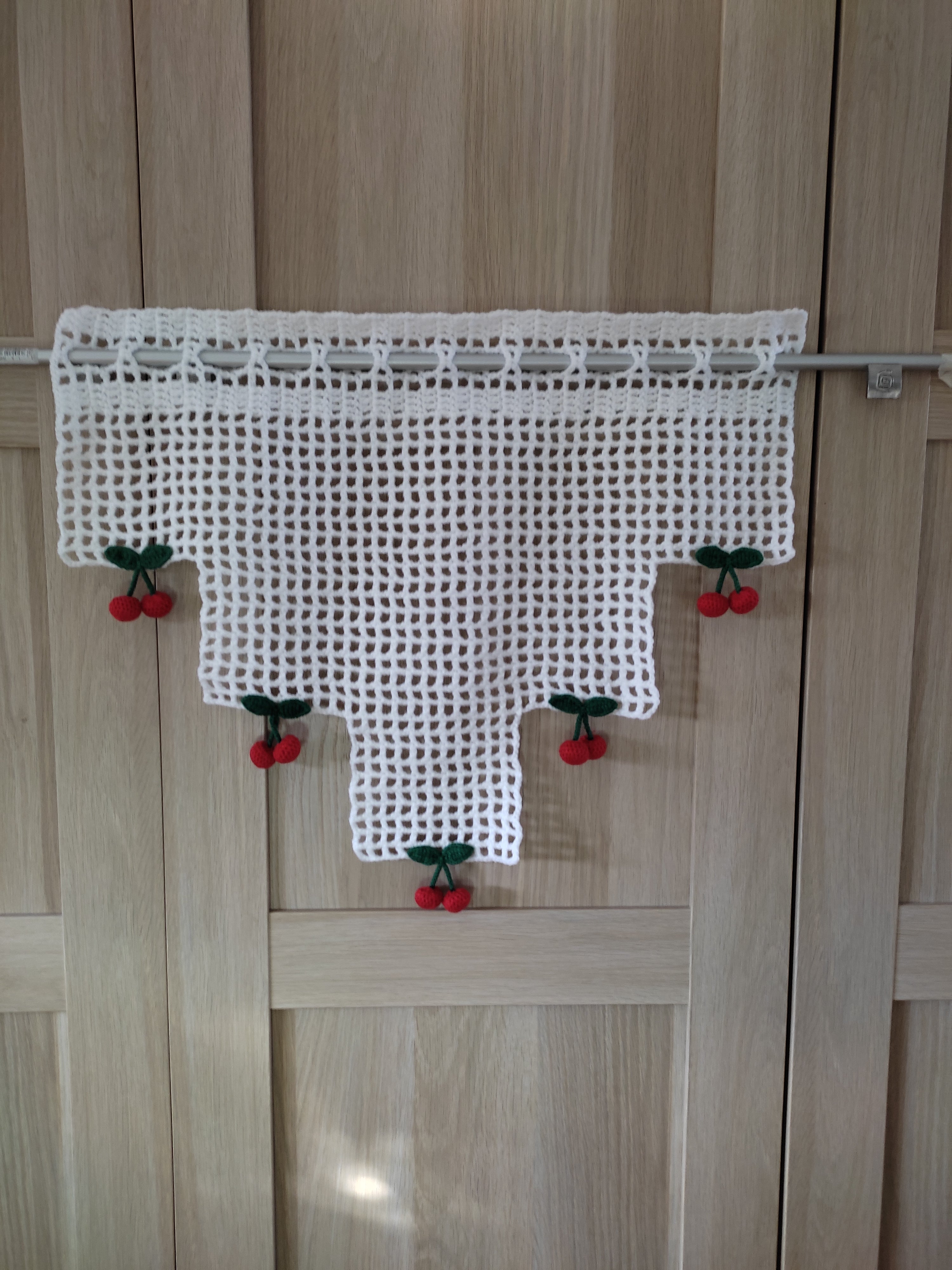 Rideau le temps des cerises au crochet fait main – Laine acrylique, 55x46 cm