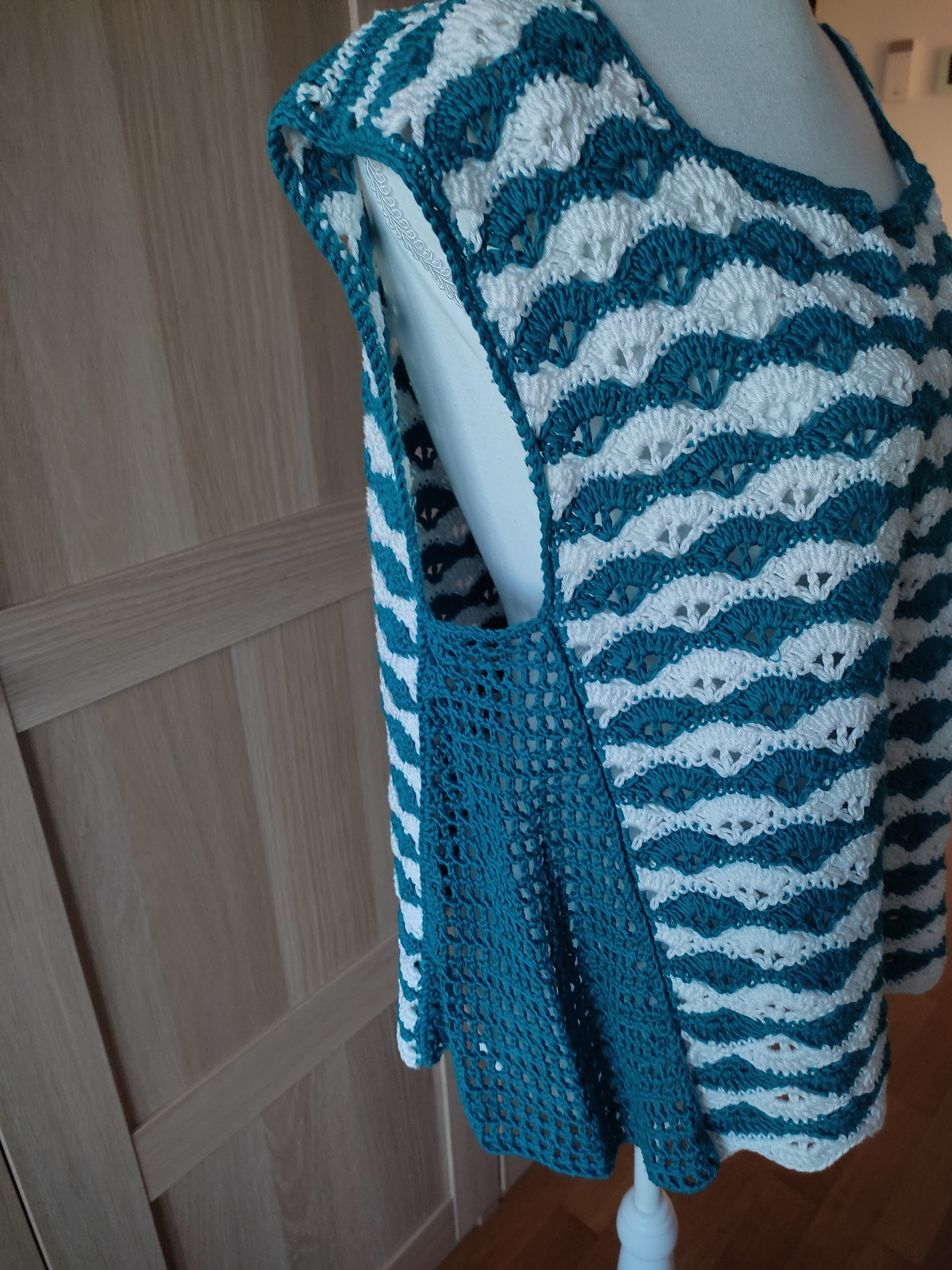 Top au crochet fait main – Rayures vagues – Bleu canard & Blanc