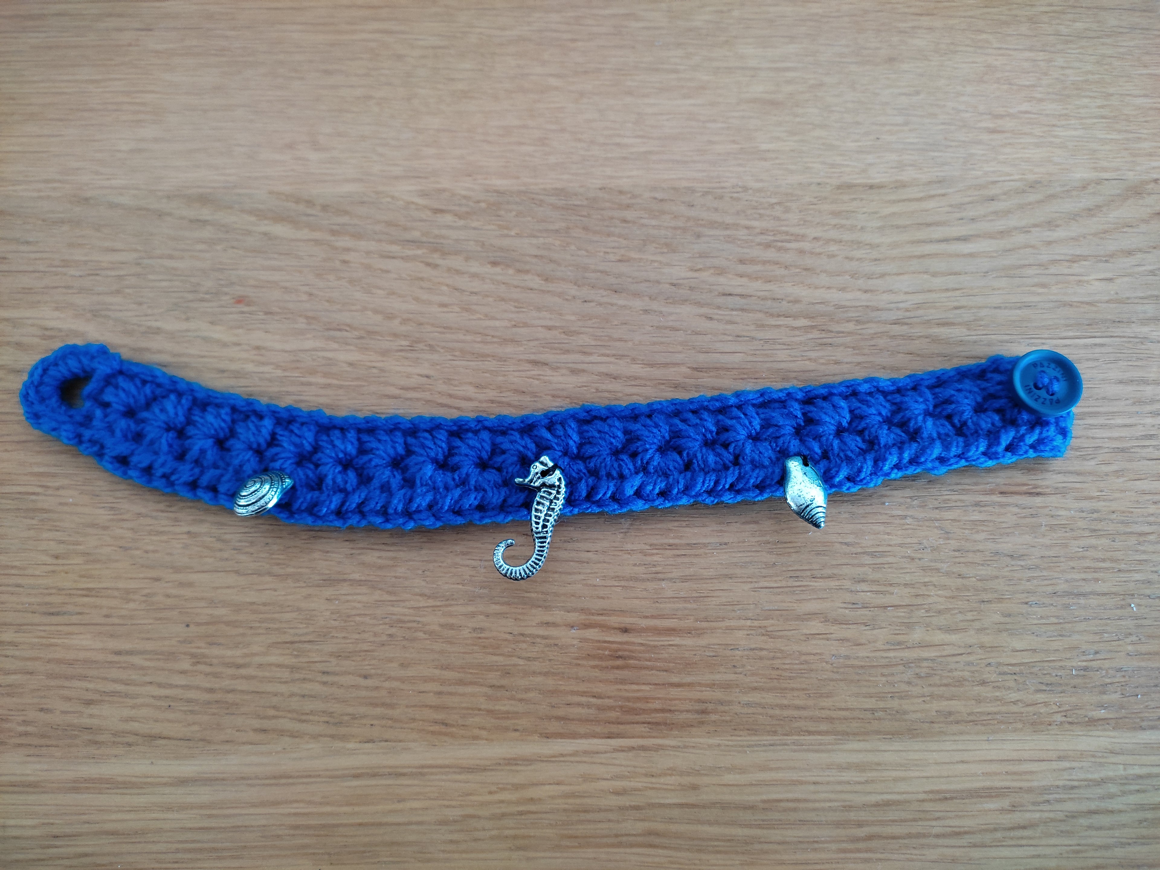 Bracelet au crochet – Bleu océan & breloque coquillage
