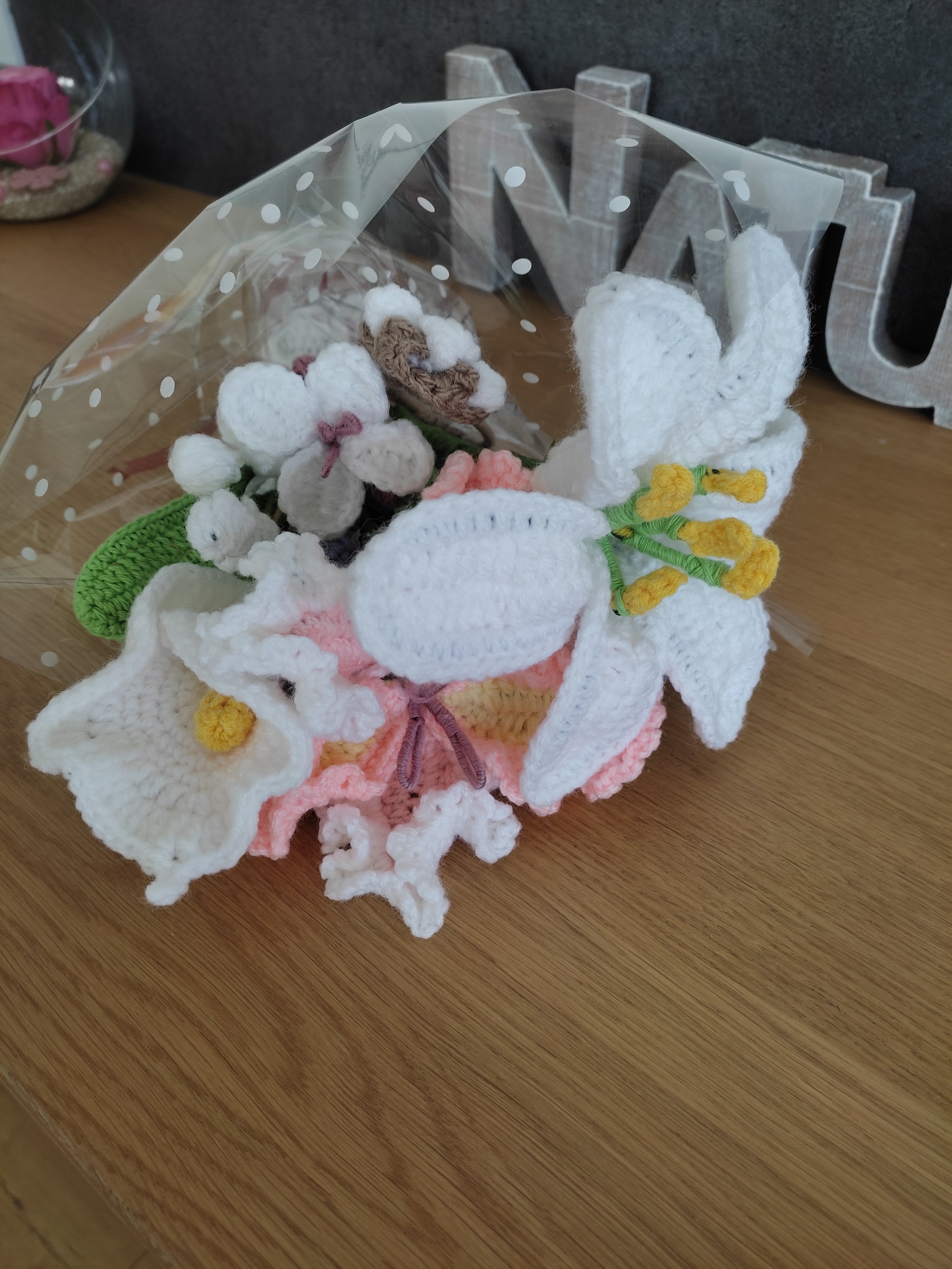 Détail bouquet fleurs crochet artisanal, prêt à offrir