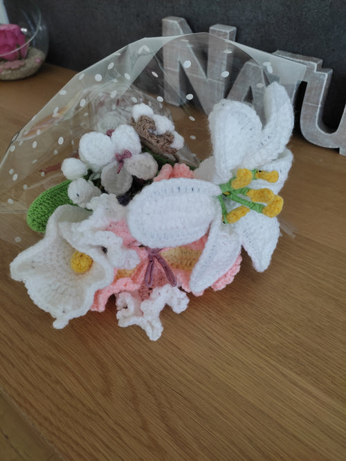 Détail bouquet fleurs crochet artisanal, prêt à offrir