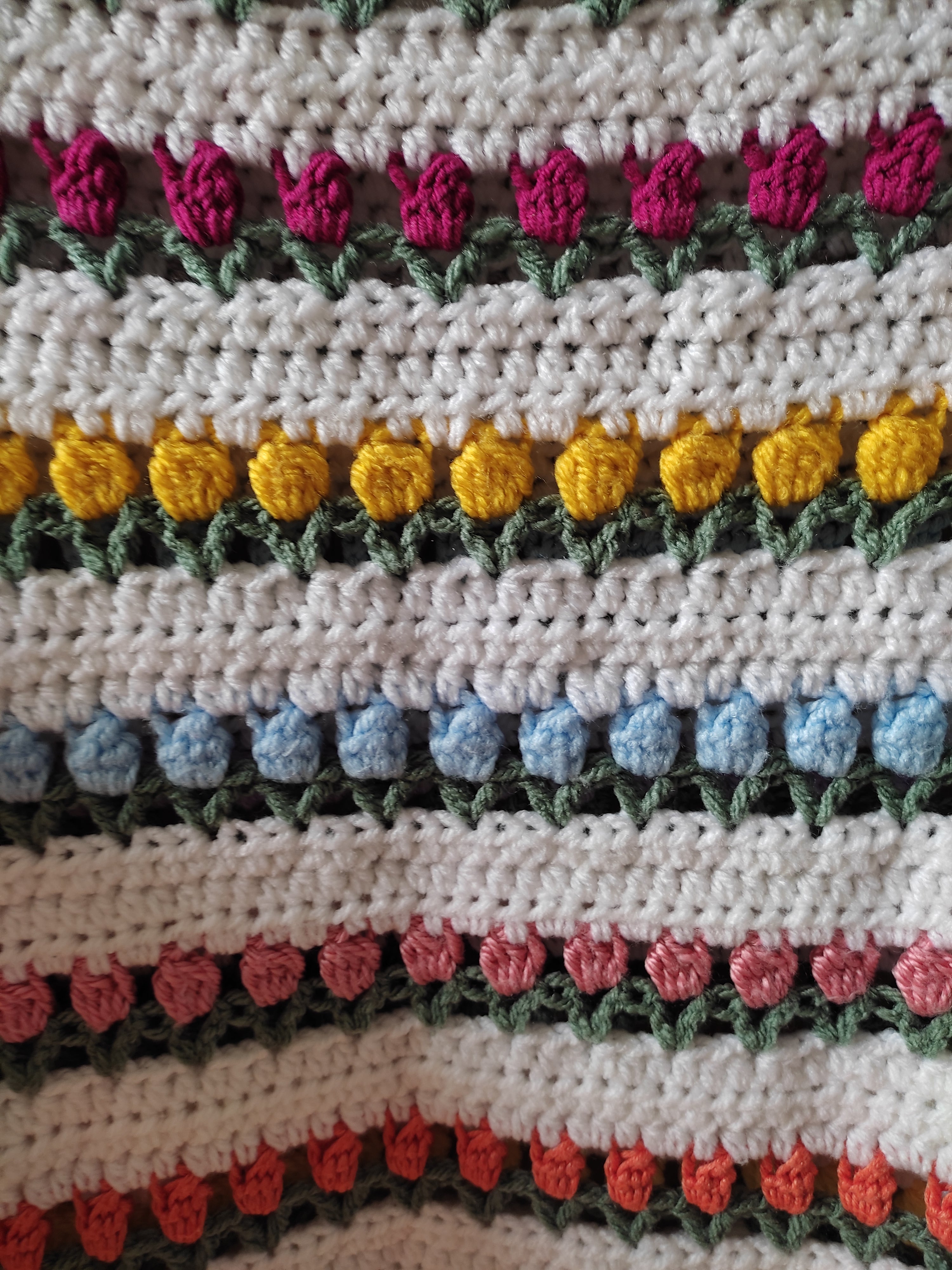 Pull Motif Tulipe en Fil Acrylique