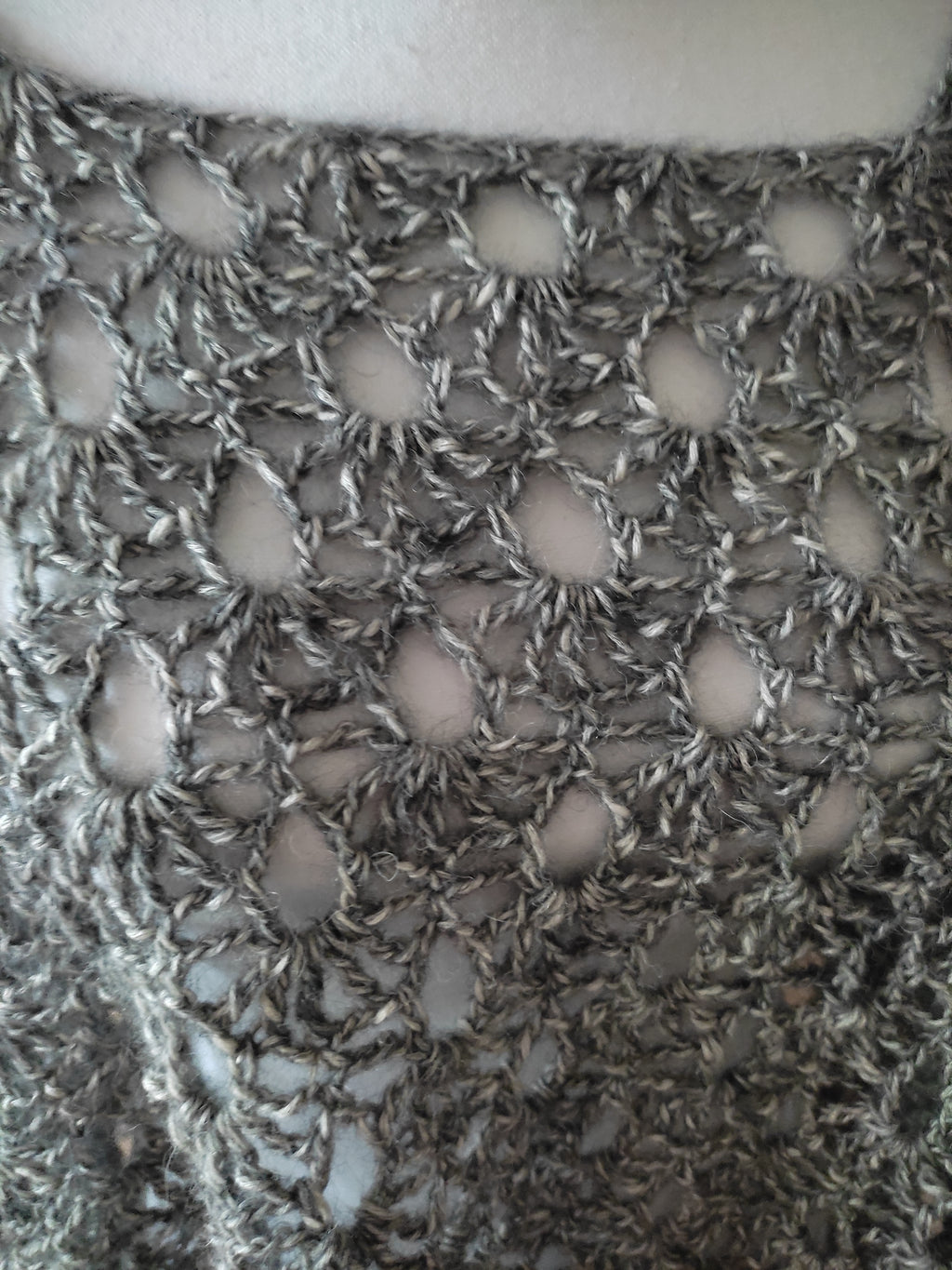 Poncho crochet gris argenté – Baby Alpaca, Mérinos & Coton