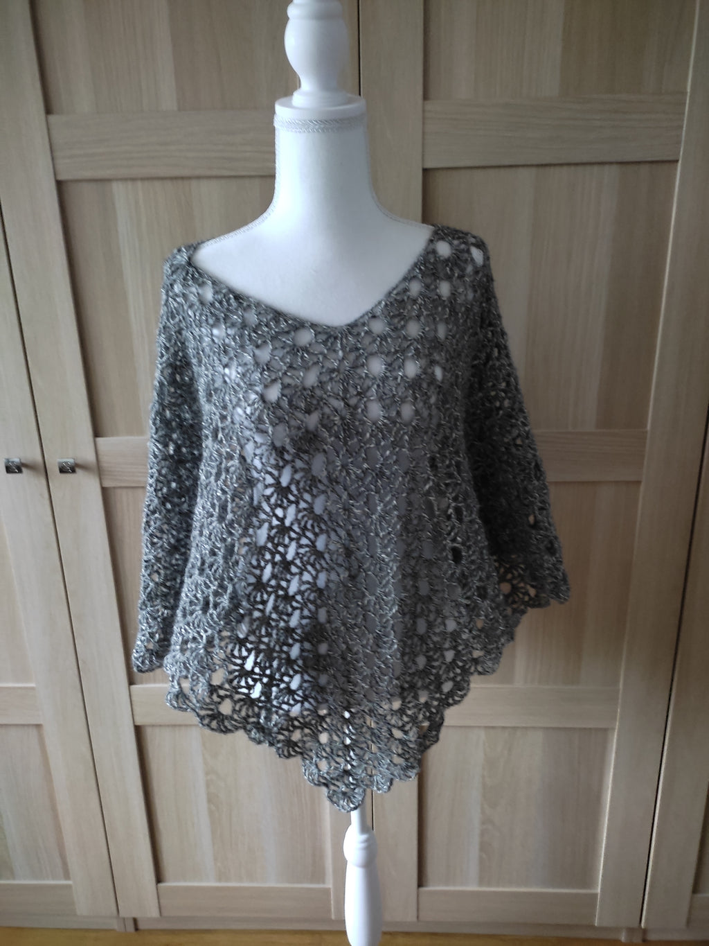 Poncho crochet gris argenté – Baby Alpaca, Mérinos & Coton