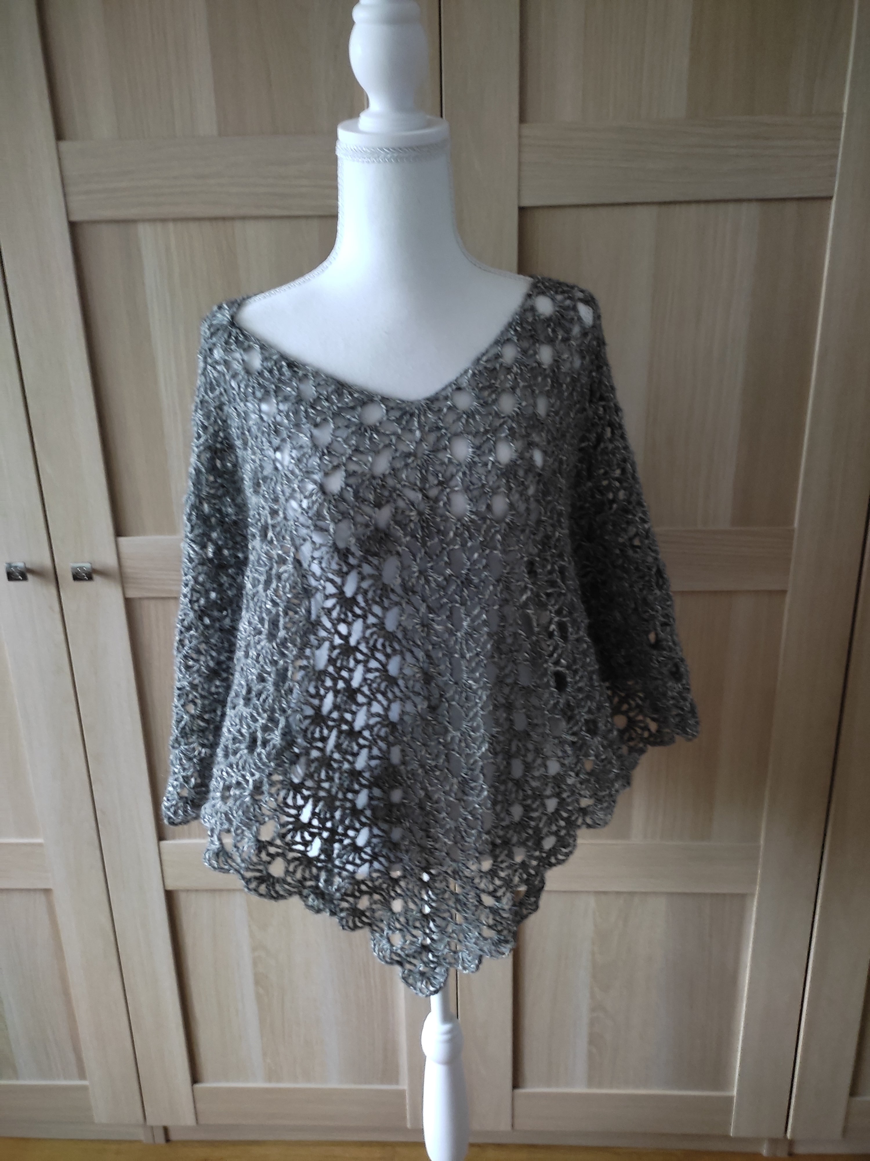 Poncho crochet gris argenté – Baby Alpaca, Mérinos & Coton