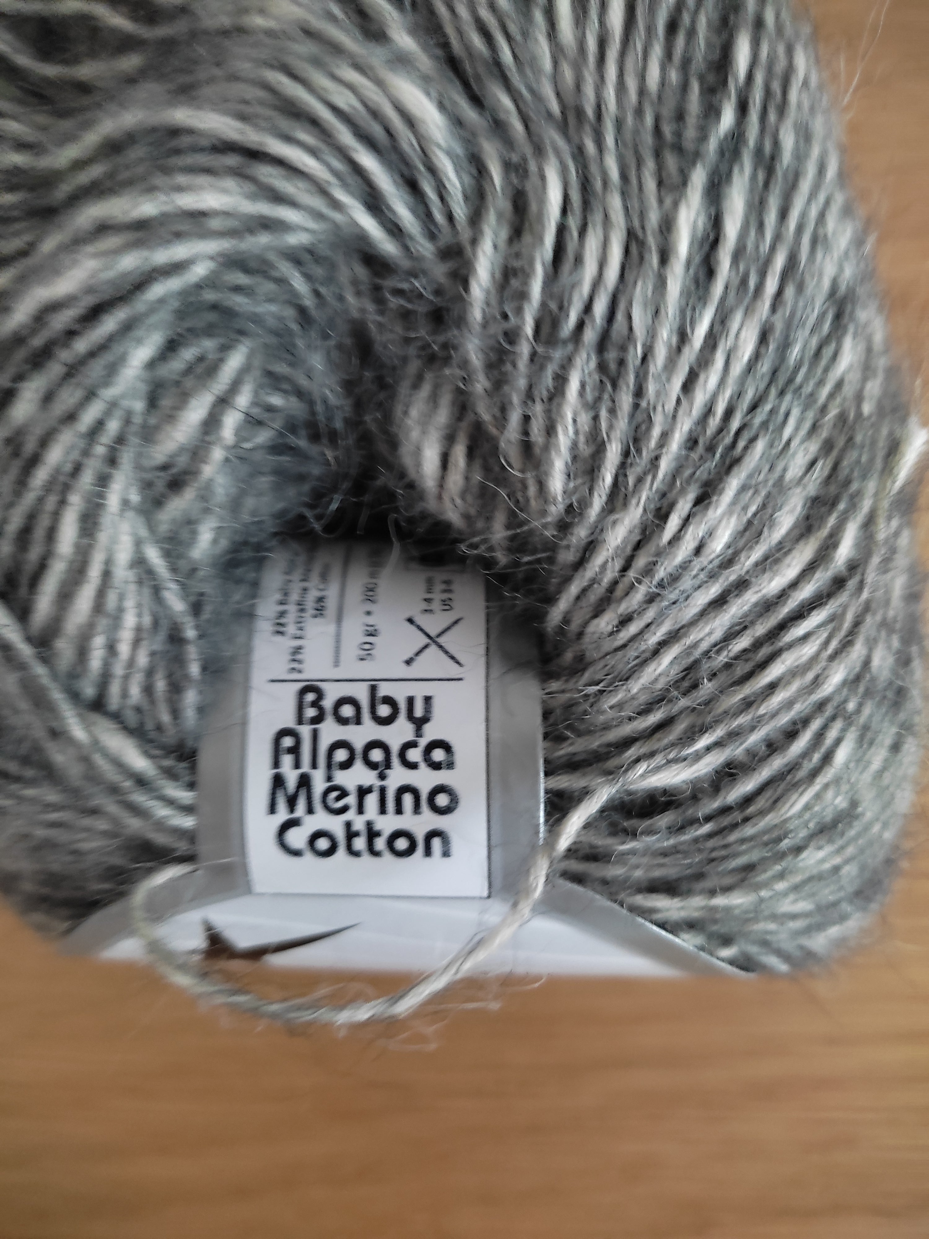 Poncho crochet gris argenté – Baby Alpaca, Mérinos & Coton