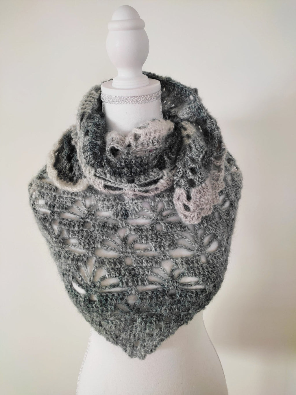 Châle triangle au crochet – Laine chiné gris perle, pièce unique - Les créations de Faby
