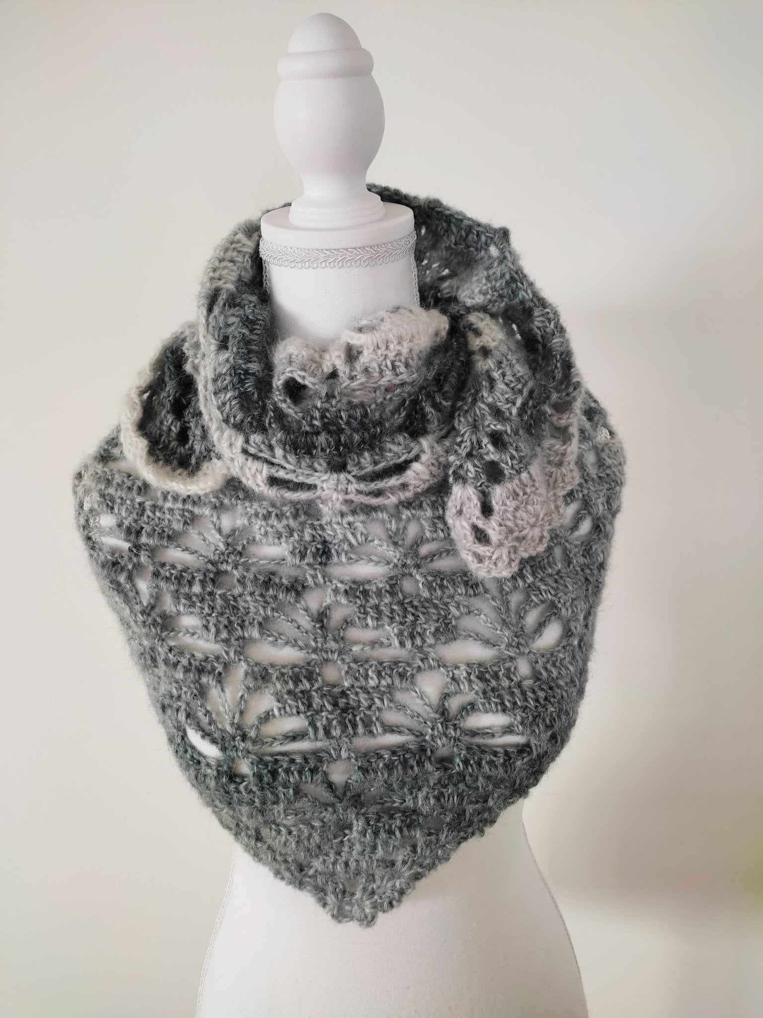 Châle triangle au crochet – Laine chiné gris perle, pièce unique - Les créations de Faby