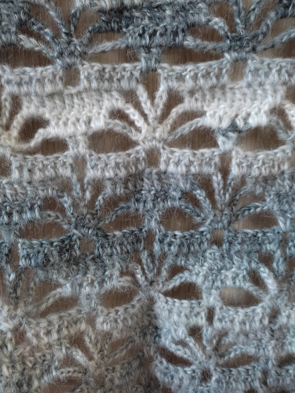 Châle triangle au crochet – Laine chiné gris perle, pièce unique - Les créations de Faby