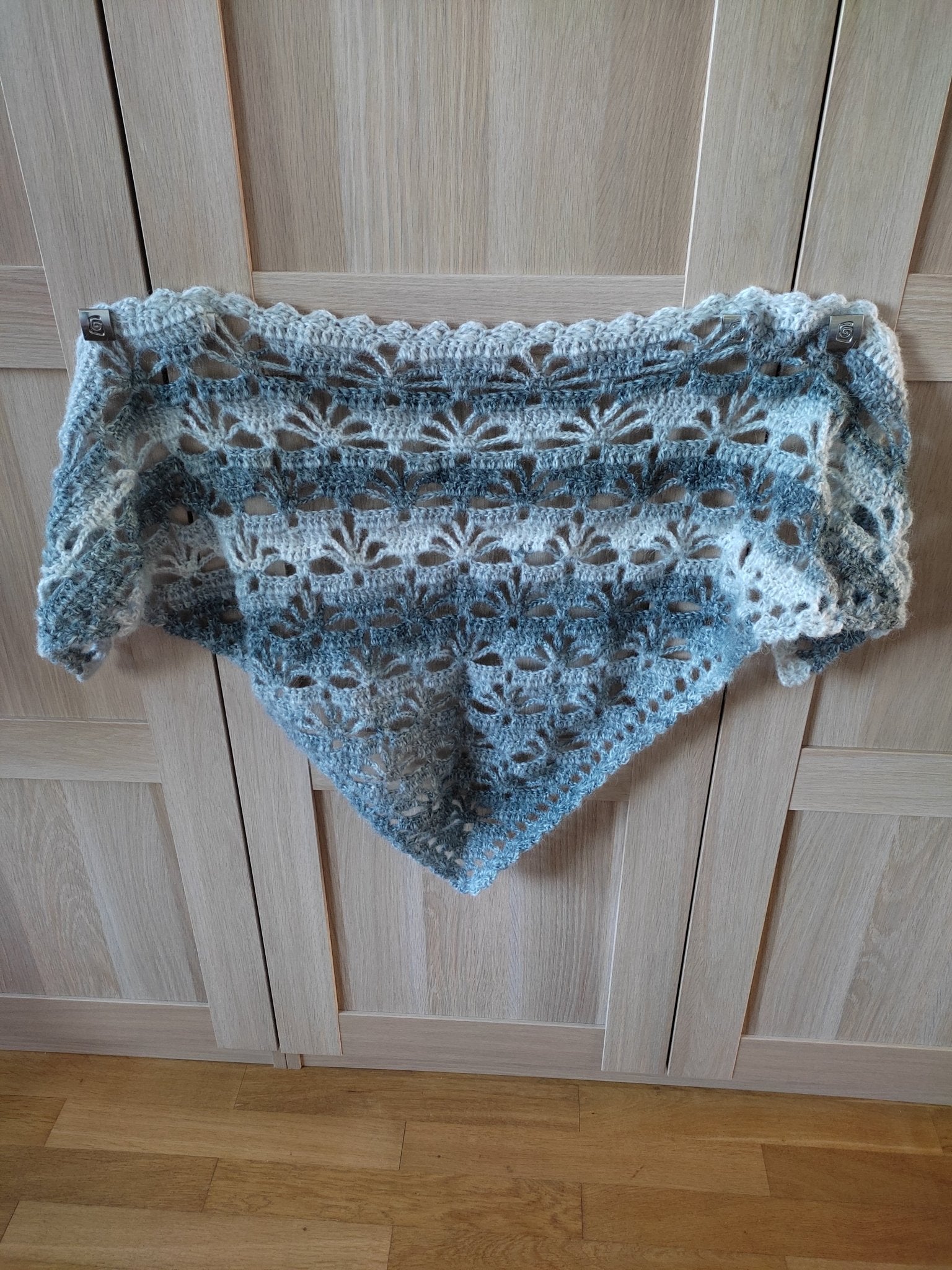 Châle triangle au crochet – Laine chiné gris perle, pièce unique - Les créations de Faby