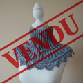 Col châle au crochet bleu VENDU