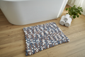 Tapis de douche 3D galet devant baignoire avec serviettes