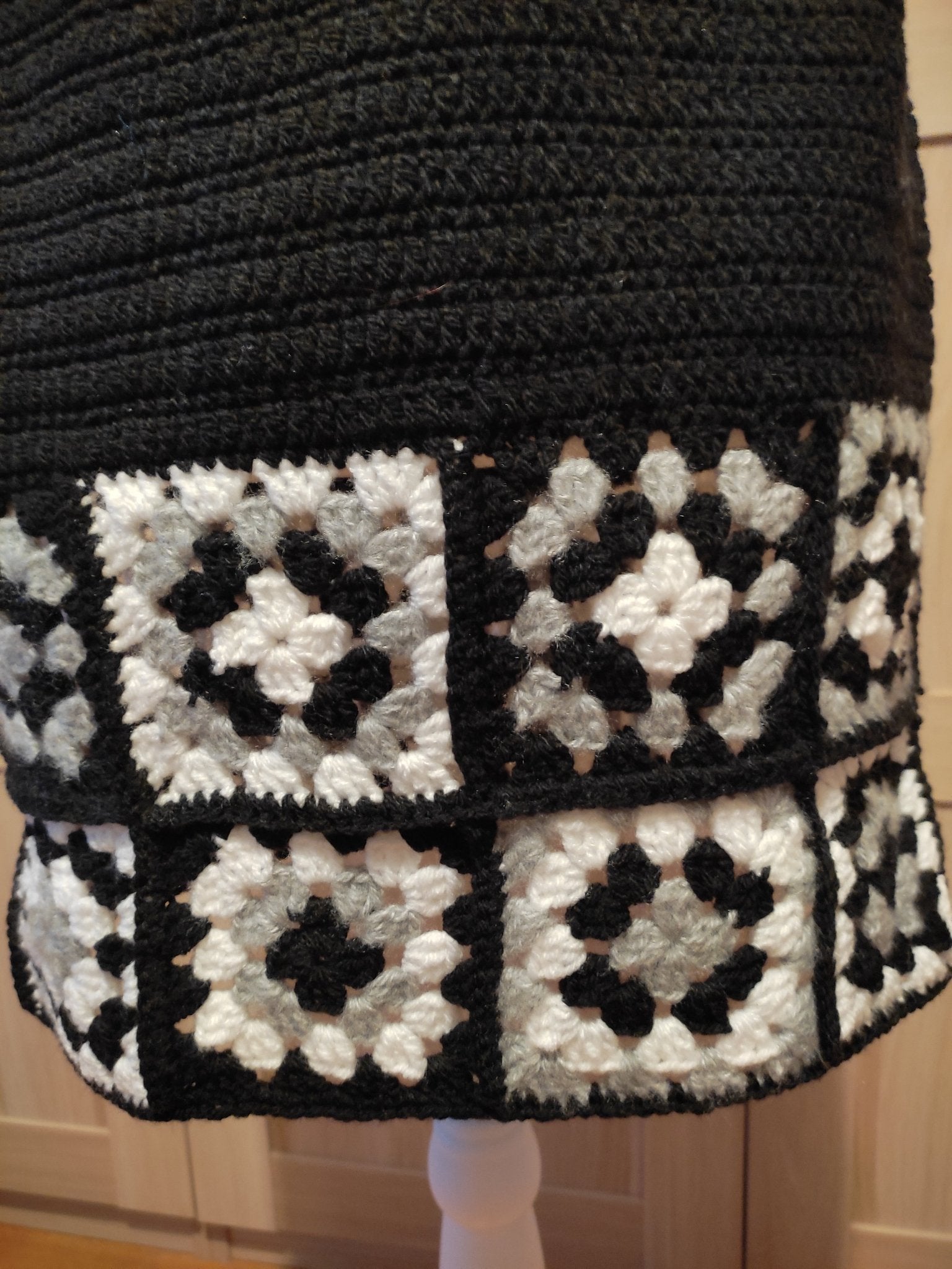 Jupe mini crochet granny squares noir et blanc - Les créations de Faby