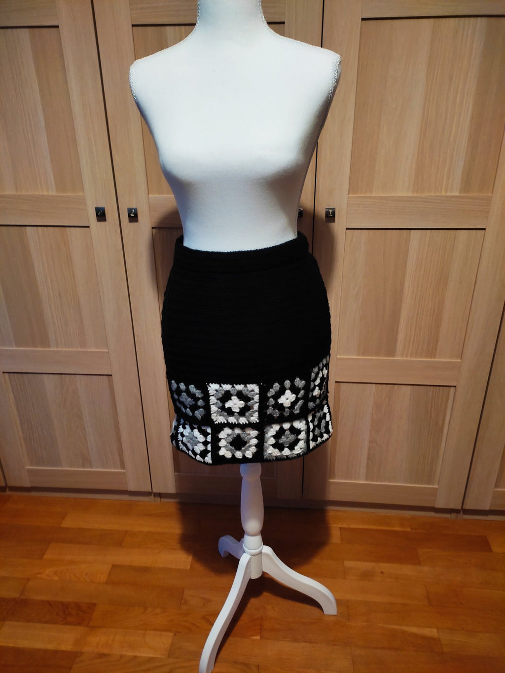 Jupe mini crochet granny squares noir et blanc - Les créations de Faby