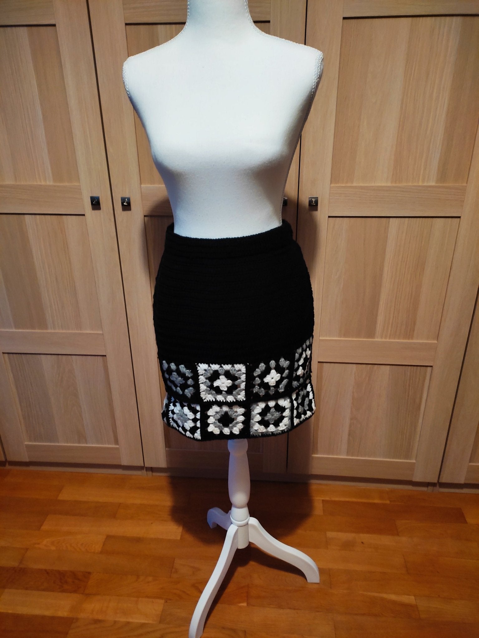 Jupe mini crochet granny squares noir et blanc - Les créations de Faby