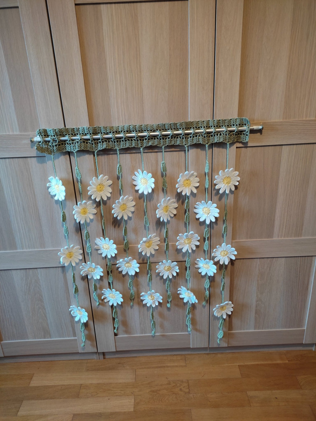 Rideau Marguerites au crochet fait main – Laine acrylique, 75x95 cm - Les créations de Faby