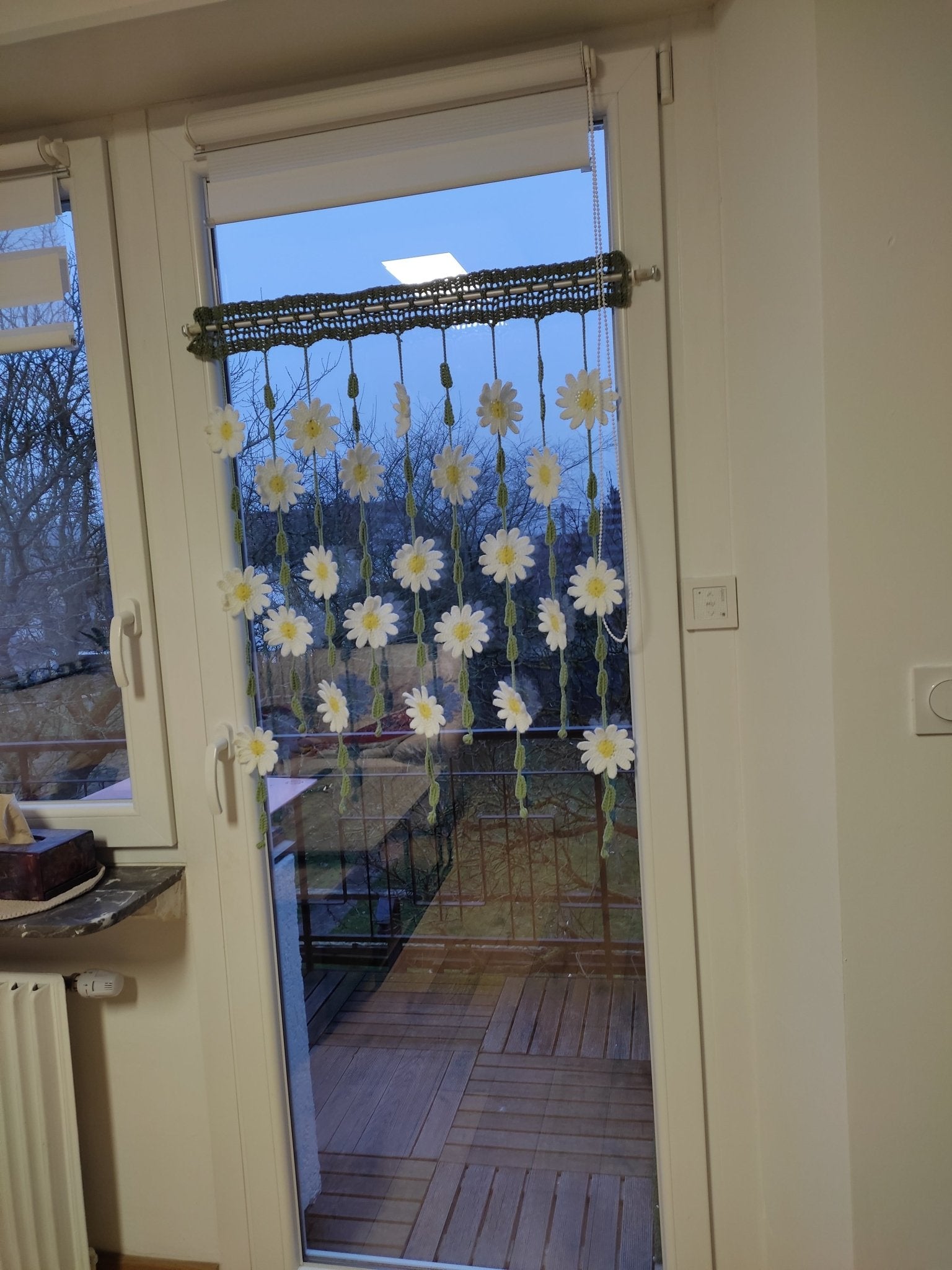 Rideau Marguerites au crochet fait main – Laine acrylique, 75x95 cm - Les créations de Faby