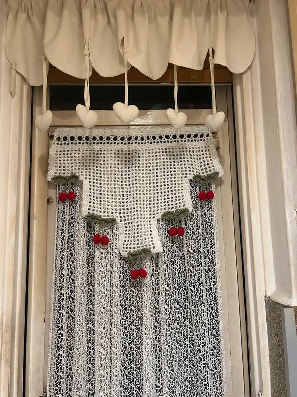 Rideau le temps des cerises au crochet fait main – Laine acrylique, 55x46 cm
