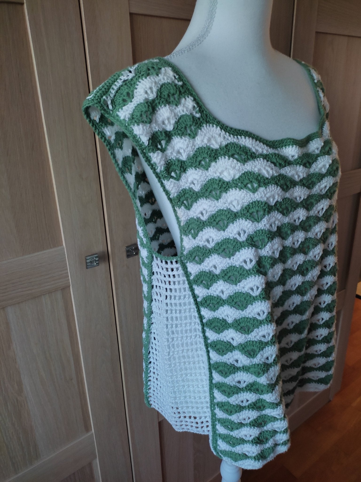 Top au crochet fait main – Rayures vagues – Vert sauge & Blanc - Les créations de Faby