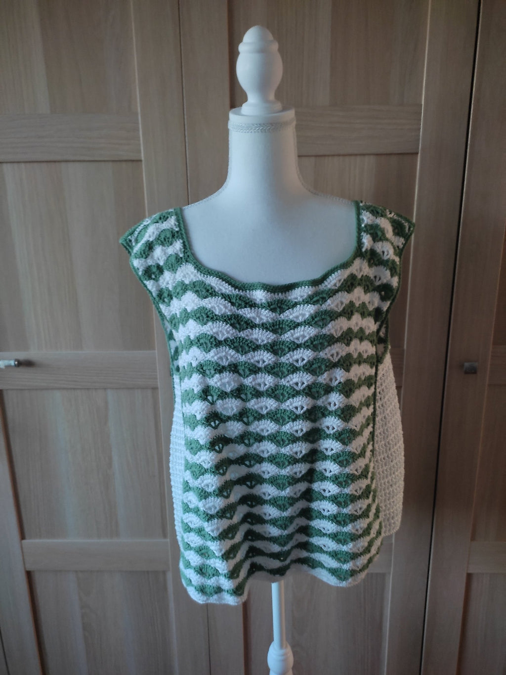 Top au crochet fait main – Rayures vagues – Vert sauge & Blanc - Les créations de Faby