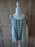 Top au crochet fait main – Rayures vagues – Vert sauge & Blanc - Les créations de Faby